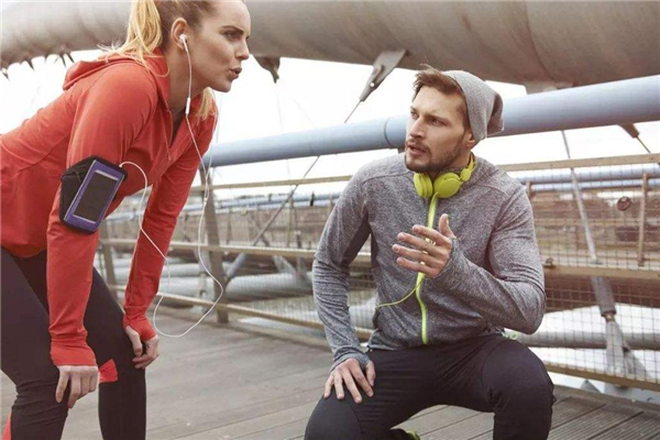 冬天跑步穿什么衣服 既要保暖又要輕便 冬天跑步穿什么衣服 既要保暖又要輕便