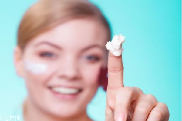 自制皮膚補(bǔ)水小妙招 臉部最簡(jiǎn)單的補(bǔ)水方法 自制皮膚補(bǔ)水小妙招 臉部最簡(jiǎn)單的補(bǔ)水方法
