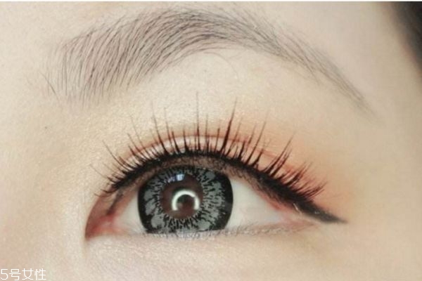假睫毛怎么貼才逼真 如何貼假睫毛真實(shí)且不易掉 假睫毛怎么貼才逼真 如何貼假睫毛真實(shí)且不易掉