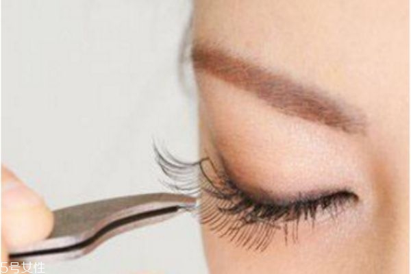 初學(xué)者怎么粘假睫毛 手把手教你貼 初學(xué)者怎么粘假睫毛 手把手教你貼