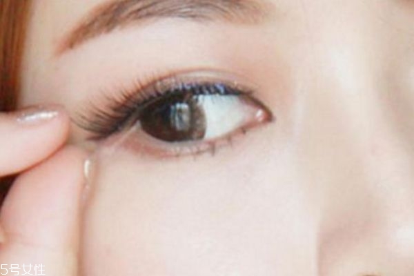 假睫毛怎么貼才逼真 如何貼假睫毛真實(shí)且不易掉 假睫毛怎么貼才逼真 如何貼假睫毛真實(shí)且不易掉