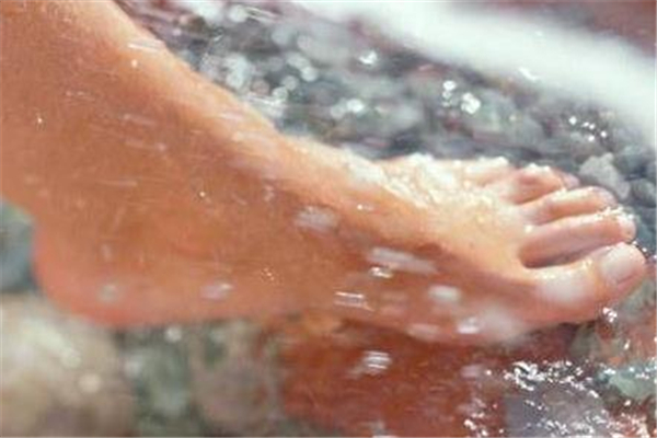 鹽水泡腳的六大神奇功效還不錯(cuò) 鹽水泡腳的六大神奇功效還不錯(cuò)