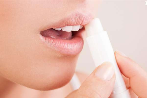 嘴唇如何過(guò)冬 嘴唇干裂脫皮保護(hù)技巧 嘴唇如何過(guò)冬 嘴唇干裂脫皮保護(hù)技巧