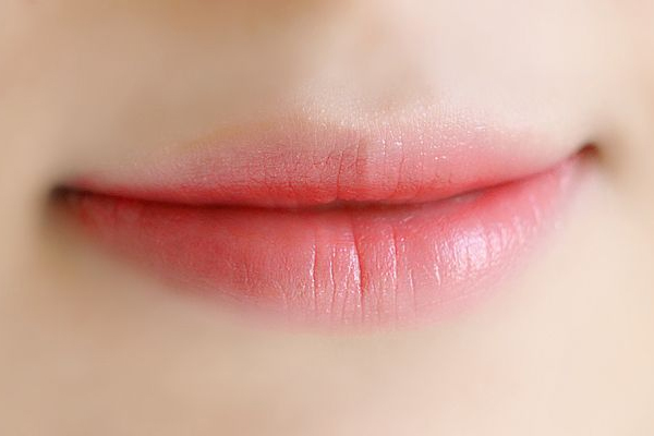 嘴唇如何過(guò)冬 嘴唇干裂脫皮保護(hù)技巧 嘴唇如何過(guò)冬 嘴唇干裂脫皮保護(hù)技巧