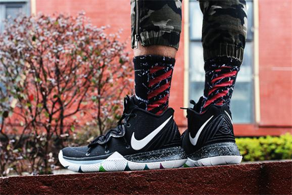 耐克kyrie 5歐文5拆解報(bào)告 揭露頂級(jí)配置 耐克kyrie 5歐文5拆解報(bào)告 揭露頂級(jí)配置