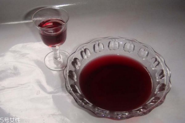 女性喝紅酒美容，一天喝多少比較好