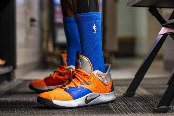 耐克pg3和pg2.5的區(qū)別 取消了魔術(shù)貼 耐克pg3和pg2.5的區(qū)別 取消了魔術(shù)貼