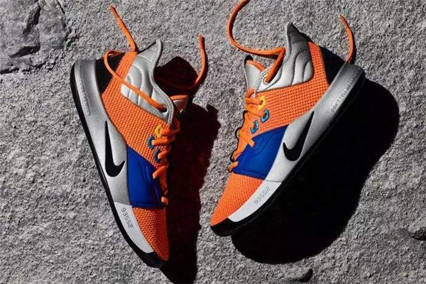 耐克pg3和pg2.5的區(qū)別 取消了魔術(shù)貼 耐克pg3和pg2.5的區(qū)別 取消了魔術(shù)貼