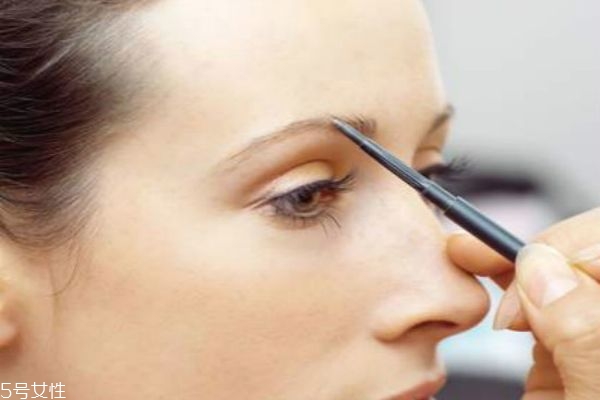 眉毛怎么畫(huà)好看 最簡(jiǎn)單的一字眉畫(huà)法 眉毛怎么畫(huà)好看 最簡(jiǎn)單的一字眉畫(huà)法