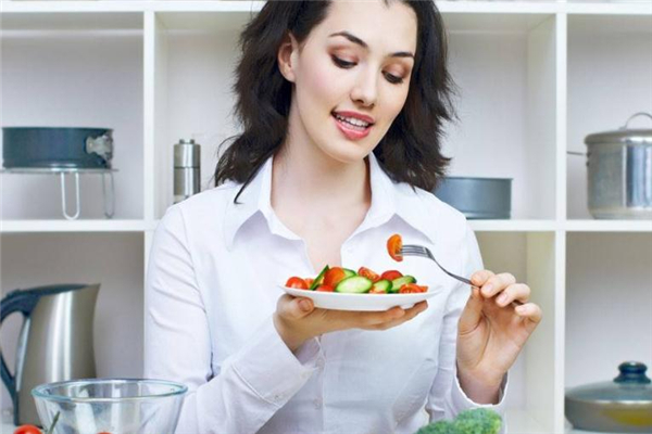 喝水嗆到、清喉嚨恐是吞咽困難