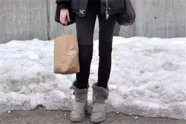 女生雪地靴配什么褲子好看 三招讓你擺脫臃腫 女生雪地靴配什么褲子好看 三招讓你擺脫臃腫