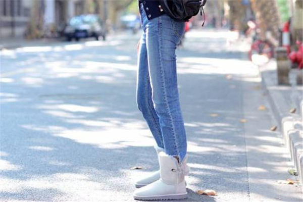 女生雪地靴配什么褲子好看 三招讓你擺脫臃腫 女生雪地靴配什么褲子好看 三招讓你擺脫臃腫