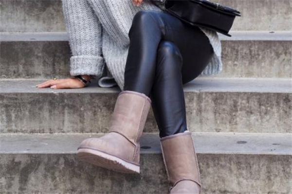 女生雪地靴配什么褲子好看 三招讓你擺脫臃腫 女生雪地靴配什么褲子好看 三招讓你擺脫臃腫