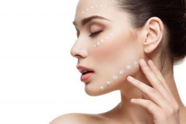 晚上用乳液好還是霜好 乳液和面霜能一起用 晚上用乳液好還是霜好 乳液和面霜能一起用