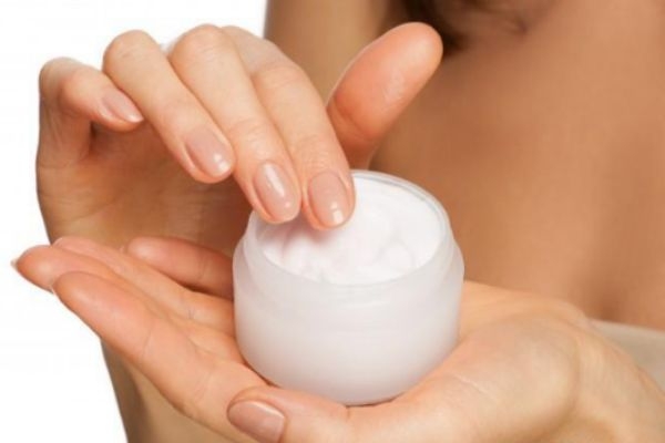 晚上用乳液好還是霜好 乳液和面霜能一起用 晚上用乳液好還是霜好 乳液和面霜能一起用