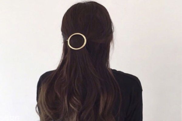 女生卷發(fā)發(fā)型圖片 學(xué)生長(zhǎng)卷發(fā)發(fā)型圖片 女生卷發(fā)發(fā)型圖片 學(xué)生長(zhǎng)卷發(fā)發(fā)型圖片