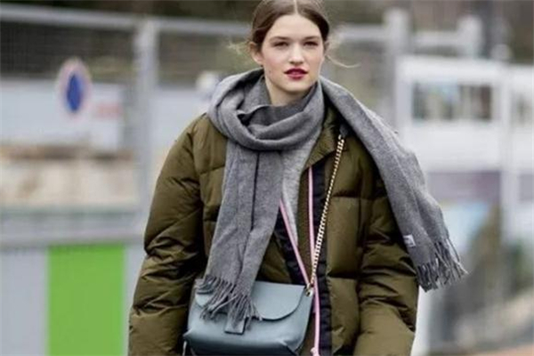 羽絨服搭配什么圍巾好看 選對圍巾更加分 羽絨服搭配什么圍巾好看 選對圍巾更加分