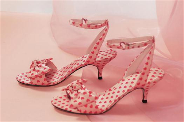2019小ck情人節(jié)限定高跟鞋多少錢 價格很親民 2019小ck情人節(jié)限定高跟鞋多少錢 價格很親民