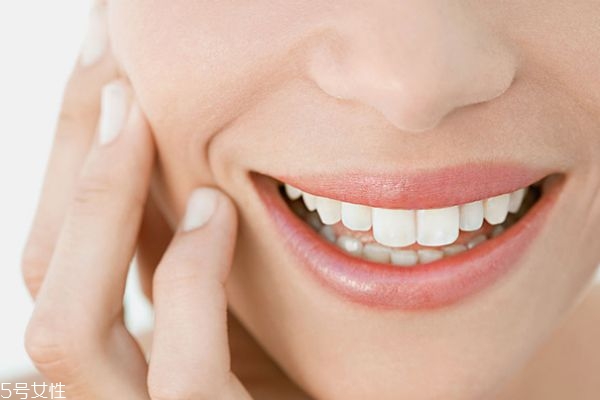 冷光美白牙齒怎么用 冷光美白牙齒的危害 冷光美白牙齒怎么用 冷光美白牙齒的危害