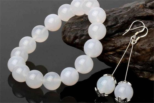 白瑪瑙的功效與作用 有助于睡眠 白瑪瑙的功效與作用 有助于睡眠