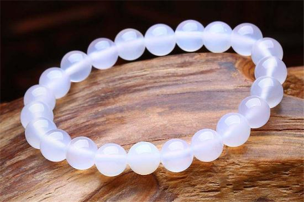 白瑪瑙會越戴越窮嗎 沒有科學(xué)根據(jù) 白瑪瑙會越戴越窮嗎 沒有科學(xué)根據(jù)