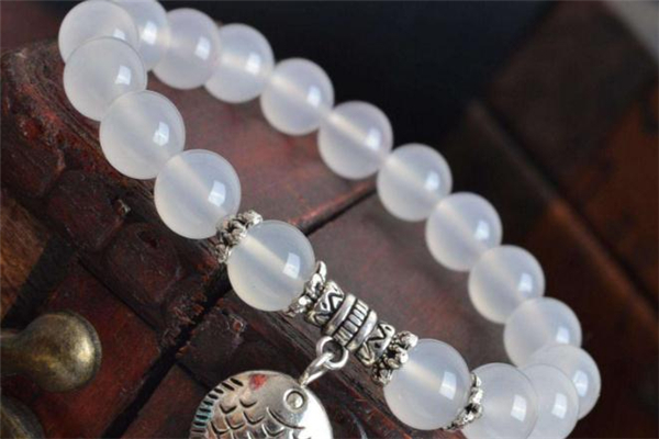 白瑪瑙會越戴越窮嗎 沒有科學(xué)根據(jù) 白瑪瑙會越戴越窮嗎 沒有科學(xué)根據(jù)