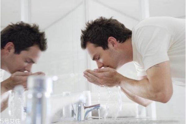 男士護膚步驟的先后順序 男士護膚的正確步驟 男士護膚步驟的先后順序 男士護膚的正確步驟