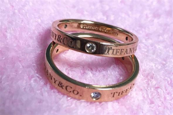 訂婚戒指戴哪個手指 男女各有講究 訂婚戒指戴哪個手指 男女各有講究