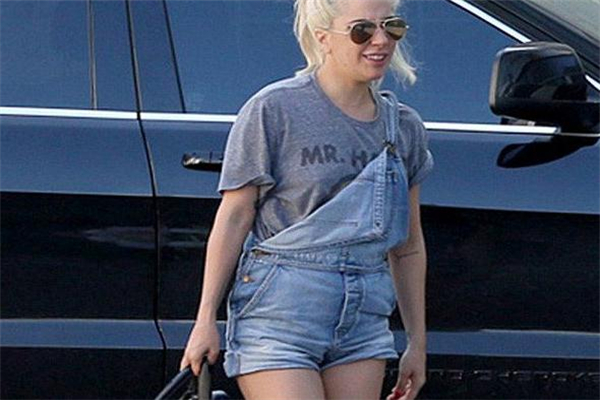 灰色t恤怎么搭配 選對(duì)下裝很重要 灰色t恤怎么搭配 選對(duì)下裝很重要