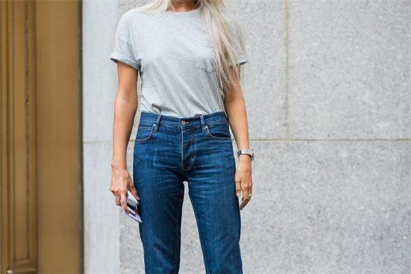 灰色t恤怎么搭配 選對(duì)下裝很重要 灰色t恤怎么搭配 選對(duì)下裝很重要