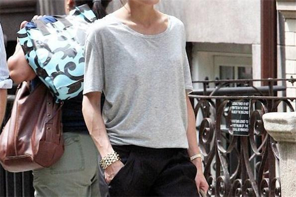 灰色t恤怎么搭配 選對(duì)下裝很重要 灰色t恤怎么搭配 選對(duì)下裝很重要