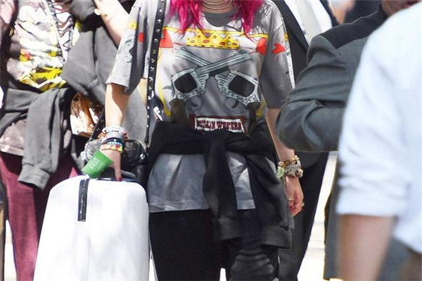 灰色t恤怎么搭配 選對(duì)下裝很重要 灰色t恤怎么搭配 選對(duì)下裝很重要