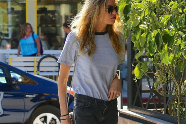 灰色t恤怎么搭配 選對(duì)下裝很重要 灰色t恤怎么搭配 選對(duì)下裝很重要