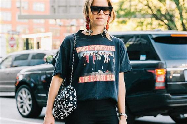 黑色t恤適合什么人穿 萬能百搭款 黑色t恤適合什么人穿 萬能百搭款