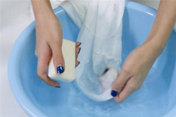 衣服上的染發(fā)劑怎么洗掉 染發(fā)劑輕松去除 衣服上的染發(fā)劑怎么洗掉 染發(fā)劑輕松去除