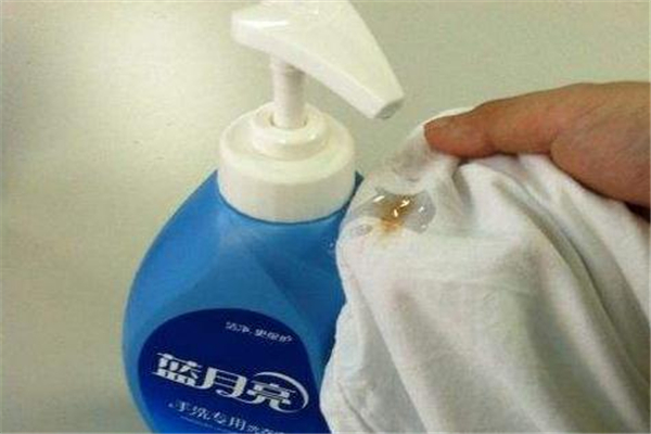 衣服上的巧克力漬怎么洗掉 不要慌亂處理 衣服上的巧克力漬怎么洗掉 不要慌亂處理