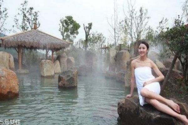 冬季里泡溫泉時(shí)必須知道的小常識(shí) 冬季里泡溫泉時(shí)必須知道的小常識(shí)