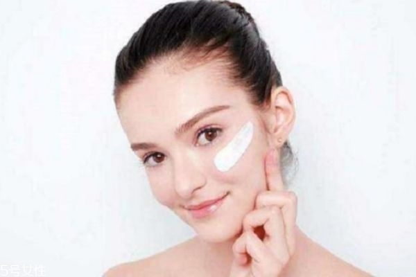 敷了面膜還要擦水乳嗎 敷面膜后還要擦東西嗎 敷了面膜還要擦水乳嗎 敷面膜后還要擦東西嗎