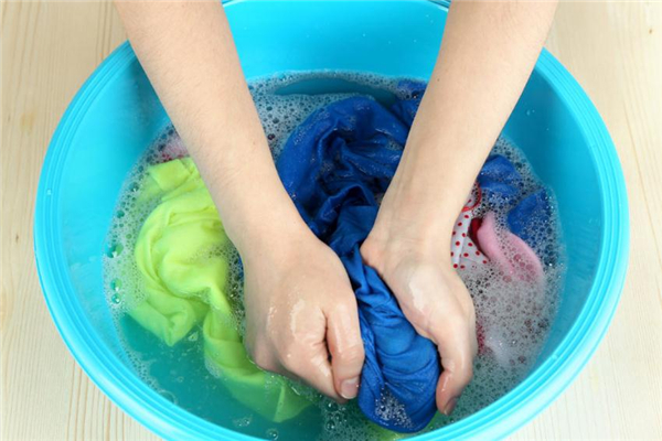 衣服上的膠印怎么去除 不同膠漬對策不同 衣服上的膠印怎么去除 不同膠漬對策不同