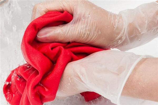 衣服上的膠印怎么去除 不同膠漬對策不同 衣服上的膠印怎么去除 不同膠漬對策不同