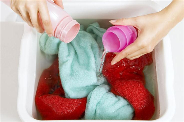 衣服上的膠印怎么去除 不同膠漬對策不同 衣服上的膠印怎么去除 不同膠漬對策不同