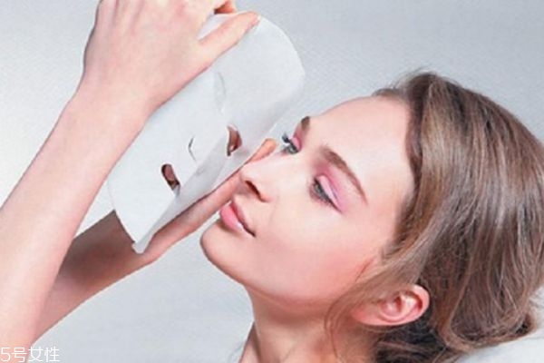 敷了面膜還要擦水乳嗎 敷面膜后還要擦東西嗎 敷了面膜還要擦水乳嗎 敷面膜后還要擦東西嗎