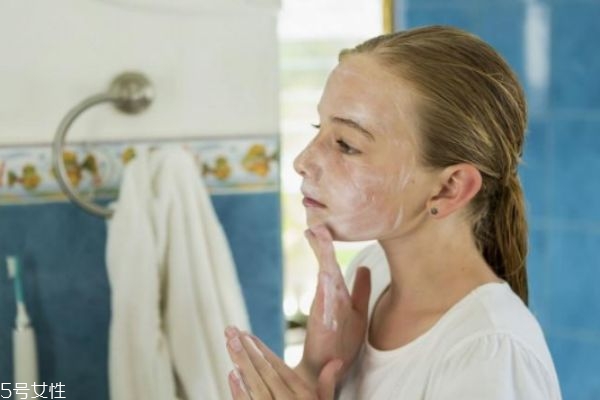 敷了面膜還要擦水乳嗎 敷面膜后還要擦東西嗎 敷了面膜還要擦水乳嗎 敷面膜后還要擦東西嗎