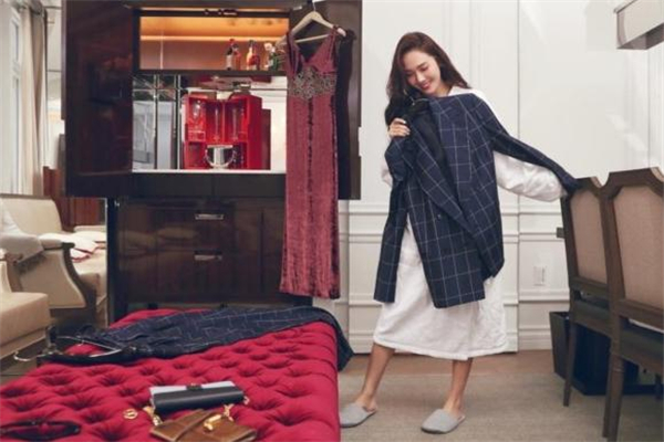 西裝怎么搭配連衣裙 跟著明星學(xué)穿搭 西裝怎么搭配連衣裙 跟著明星學(xué)穿搭