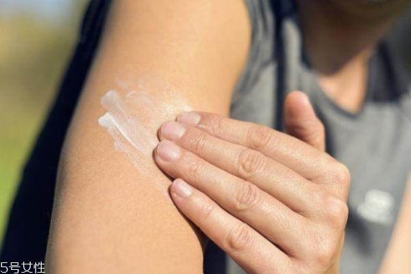 涂防曬霜的正確方式 涂防曬霜的4個(gè)誤區(qū) 涂防曬霜的正確方式 涂防曬霜的4個(gè)誤區(qū)