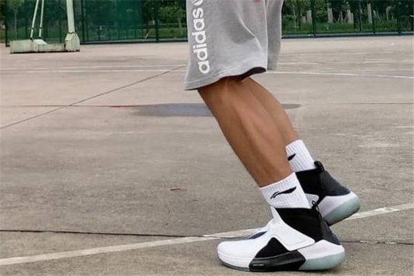 李寧馭帥12耐磨嗎 水泥地測(cè)評(píng)報(bào)告 李寧馭帥12耐磨嗎 水泥地測(cè)評(píng)報(bào)告