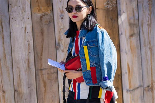 牛仔外套為什么要用鹽水泡 預(yù)防褪色 牛仔外套為什么要用鹽水泡 預(yù)防褪色