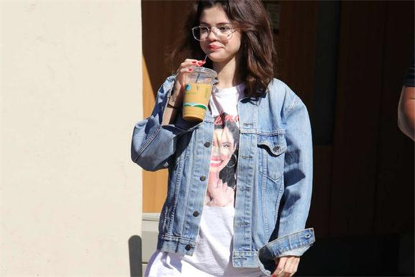 牛仔外套為什么要用鹽水泡 預(yù)防褪色 牛仔外套為什么要用鹽水泡 預(yù)防褪色