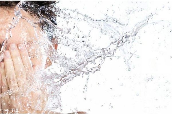 洗完臉后先涂水還是乳 正確順序在這 洗完臉后先涂水還是乳 正確順序在這