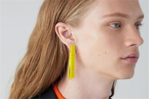 衣夾耳環(huán)是什么牌子 看不懂的時尚 衣夾耳環(huán)是什么牌子 看不懂的時尚